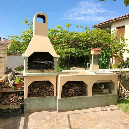 Comfy With Terrace And Bbq *